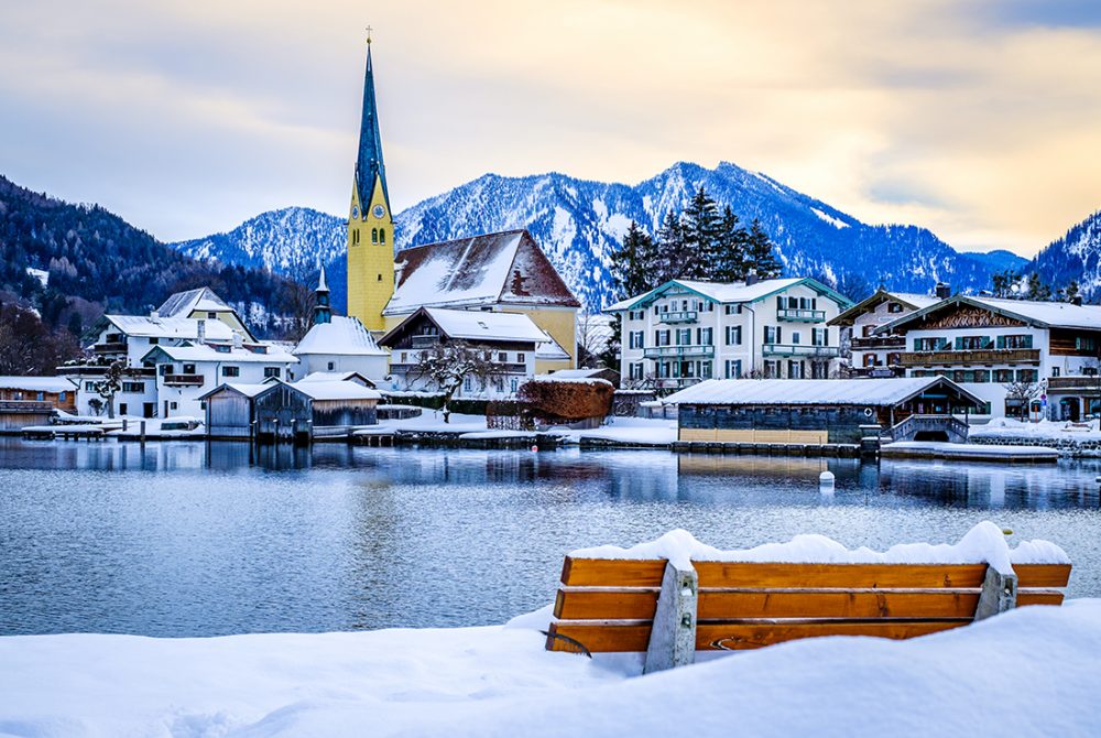 Blick auf die Ufer-Promenade Rottach Egern Tegernsee im Winter